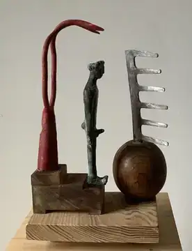 Figuur met vlag, hout/ijzer/brons 2019