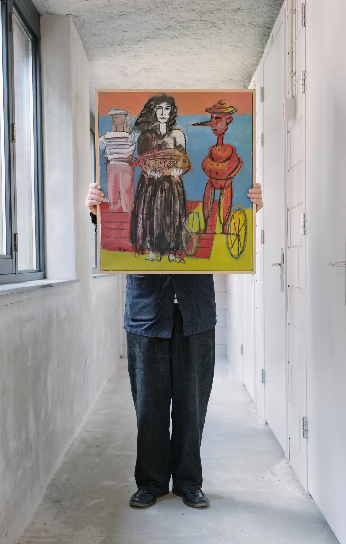 Ernst Baumann houdt een schilderij voor zich vast